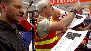 Auchan Louvroil  Ils chantent en soutien à leur collègue [upl. by Chita219]