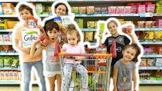 LETTING THE KIDS CHOOSE SNACK FOOD🍴 SHOPPING WITH 6 KIDS😱 25 VLOG [upl. by Hermosa]