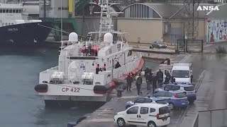 Rientrata dallAlbania la motovedetta con 12 migranti larrivo al porto di Bari [upl. by Vey760]