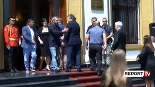 Report Tv  Saimir Tahiri rikthehet në Kuvend homazhe për Hajdaragën [upl. by Airretal]