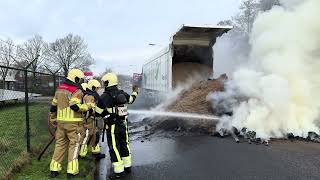 Brandweer blust brand in vrachtwagen met pulp in Sumar [upl. by Suirtemed565]