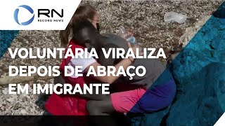 Voluntária viraliza depois de abraço em imigrante [upl. by Foskett]