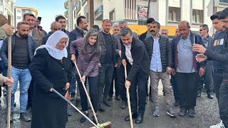 Van’ın seçilmiş belediye eş başkanları Zeydan ve Şedal sokakları temizledi [upl. by Gayle20]