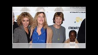 PHOTOS – Valeria Bruni Tedeschi la soeur de Carla Bruni pose fièrement avec leur mère Marisa et [upl. by Lieno]