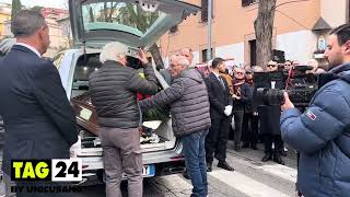 Funerali di Giacomo Losi vecchio capitano della Roma Arrivo in chiesa del feretro [upl. by Greeson]