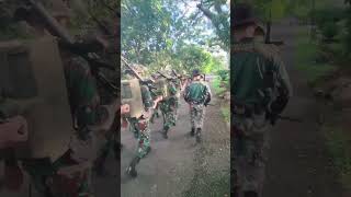 TNI Latihan Jalan kaki sambil nyanyi lagu TINGGALKAN AYAH TINGGALKAN IBU ytshortsvideo [upl. by Drawdesemaj792]