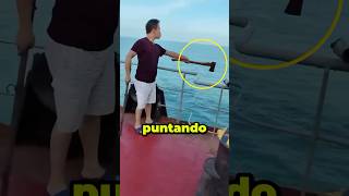 PIRATI ATTACCANO UNA BARCA IN MARE😱 virale [upl. by Ahseik106]