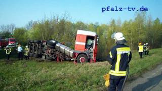 Speiseöl LKW umgekippt Abfahrt A 61 auf die A6 am Frankenthaler Kreuz [upl. by Alahcim]