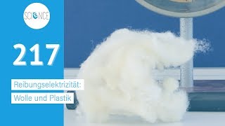 Reibungselektrizität Wolle und Plastik  Experiment [upl. by Uos]