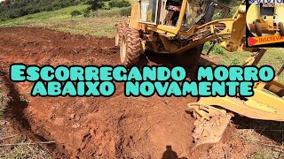 Saindo de um buraco e caindo em outro Motoniveladora Caterpillar 120K Grader niveleuse patrola [upl. by Akimaj137]