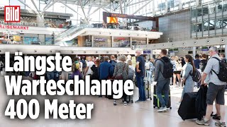 FlughafenChaos zum Ferienbeginn – Schlangen mehrere 100 Meter lang [upl. by Rainie761]