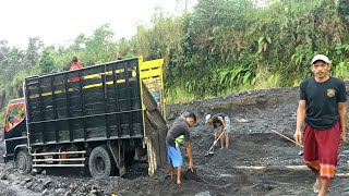 sand containing small stones is sifted over the bed of a truck  andhry ex [upl. by Mitch]