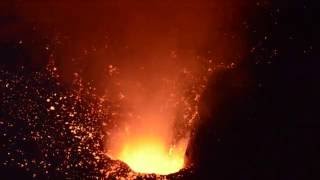 Observation des explosions du volcan Yasur mai 2016 [upl. by Imuya]