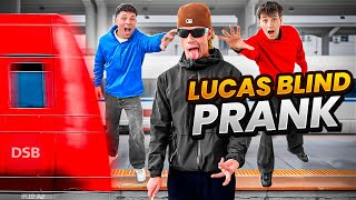 LUCAS ER BLEVET BLIND PRANK FEST DAMER PRUTTER PÅ HUNDE [upl. by Aeriell]