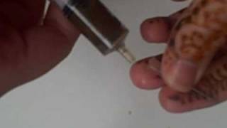 How to use a Moroccan Syringe Henna Applicator  freehandmehndi [upl. by Win]