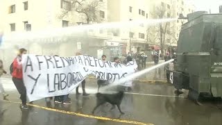 La policía chilena reprimió una marcha estudiantil [upl. by Sabine]