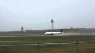 Landing of a Delta Airlines Airbus A319 at CVG Airport [upl. by Latsirhc]