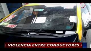 Cazanoticias captó violenta riña en que cuatro sujetos golpearon a taxista  CHV Noticias [upl. by Haze142]