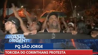 Torcida do Corinthians protesta em frente ao Parque São Jorge  Brasil Urgente [upl. by Ecirahc]