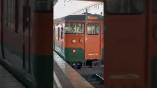 国鉄形115系「湘南色」電車1976年製。懐かしのオレンジ＋グリーン。新倉敷駅にて。Shorts [upl. by Elvera616]