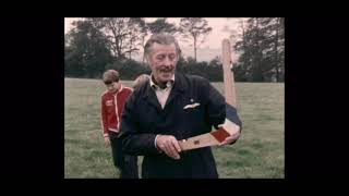 My boomerang wont come back Boomerang Hugo Irwin attempts world record in Totnes UK in 1977 [upl. by Paynter]