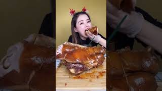 Amazing Pig Head Eating Show [upl. by Ikciv]