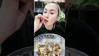 Chinese girl eating raw crabs 🤢 cooking food foodeating crabs indianfood foodeatingchallenge [upl. by Targett]