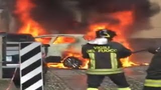 Incendio Auto con scoppio Pompieri in azione vigili del fuoco  intervento in diretta [upl. by Adniram]