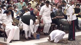 125year old Swami Sivananda  PM Modi bow down before each other at Padma award function [upl. by Giacinta]