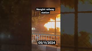 Nangloi railway station pe burning car nangloi delhi newdelhi car burning cars news fear [upl. by Melisa]