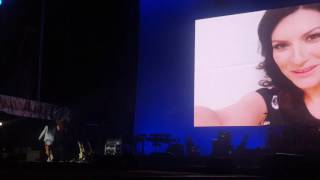 Il saluto di Laura Pausini per Amiche in Arena 19092016 [upl. by Neelav]