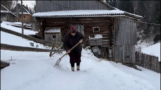 Life in winter in the Carpathians in the blizzard we cope with the farm prepare a corn dishtokan [upl. by Chemar663]