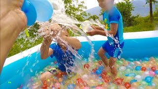 Bataille Géante avec 1500 Bombes à Eau dans une Piscine   Bomb AO Bunch O Balloons Pool  22 [upl. by Euqinu]