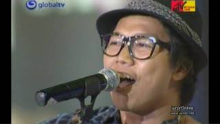 Sandhy Sondoro feat Glen Fredly  Lets Say Love  live on MTV VJ Hunt 2010 [upl. by Attenad]