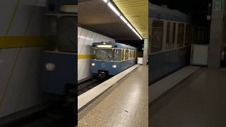 Ein AWagen P6 der UBahn München fährt am Laimer Platz als U5 von Neuperlach Süd ein [upl. by Anatniuq573]