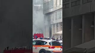 Il video dell’incendio scoppiato in una galleria in zona Duomo a Milano evacuato l’edificio [upl. by Lasiaf751]