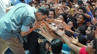 Akshay Kumar hugs his female fan and takes selfie  Housefull 3  Jacqueline Fernandez [upl. by Mikkel]