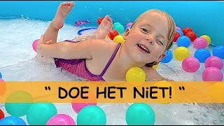 ONDEUGENDE LUCiLLA iN BALLEN ZWEMBAD 😂🏊⚽  Bellinga Familie Vlog 1020 [upl. by Asenab]