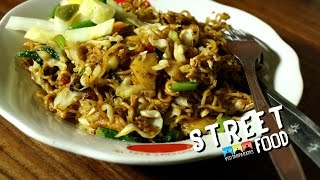 STREET FOOD INDONESIA FRIED NOODLES MIE GORENG [upl. by Erreit510]