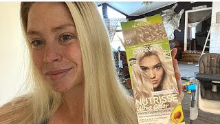 DYING MY HAIR at home USING ￼ GARNIER NUTRISSE BOX PLATINUM BLONDE 👱‍♀️ amp SALLYS T18 toner [upl. by Allegra877]