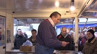 Hamburger Fischmarkt Bei Marktschreiern und Fischmarktbesuchern von Schietwetter keine Spur [upl. by Suidaht]