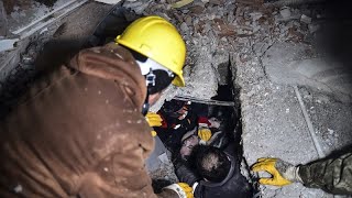 Türkei Blockierte Straßen erschweren Rettungsarbeiten nach Erdbeben [upl. by Goober]