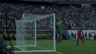 ESPECTACULAR Tapada de CLAUDIO BRAVO en la Final de Copa América Centenario 2016 [upl. by Irita]