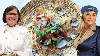 Spaghetti alle vongole Napoli vs Venezia con a Figlia do Marenaro e Osteria da Fiore [upl. by Berkin848]