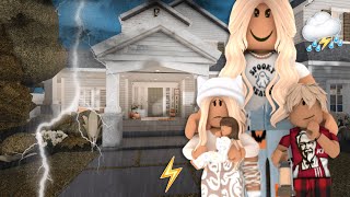 FALL THUNDERSTORM ⛈️  POWER OUTAGE  ROBLOX BLOXBURG FAMILY ROLEPLAY  WITH VOICE [upl. by Morten]