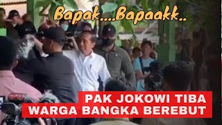 Warga Bangka teriakteriak memanggil Pak Jokowi senyum bahagia sambil bagikan kaos [upl. by Saba]