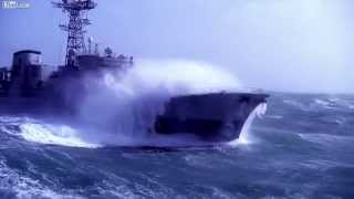 Fragata de la Armada Naval Francesa Latouche Treville F70 en medio de una tormenta [upl. by Niras]