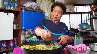 태양슈퍼 할머니 2만원짜리 해물 파전 만들기 quot 우리집은 파전이 인기메뉴야quot  korean grandma pancake quotPajeonquot  korean street food [upl. by Kynan]