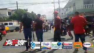 Chofer de guagua pública recibe más de ocho estocadas en pleno por el roce de vehículos en SFM [upl. by Idaf746]