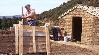 CASETA ARTESANA con la técnica del TAPIAL muros de tierra compactada adobes madera y arbustos [upl. by Ahsatam274]